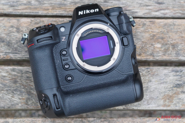 Nikon Z9 sử dụng cảm biến fullframe xếp chồng, có độ phân giải 45.7 MP