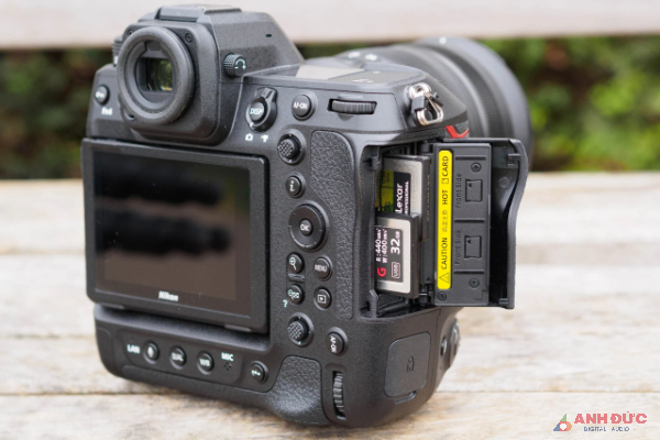 Nikon Z9 sử dụng hai khe thẻ CFexpress Type B hoặc XQD