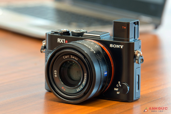 RX1R II có thể là chiếc máy ảnh fullframe có ống kính cố định 