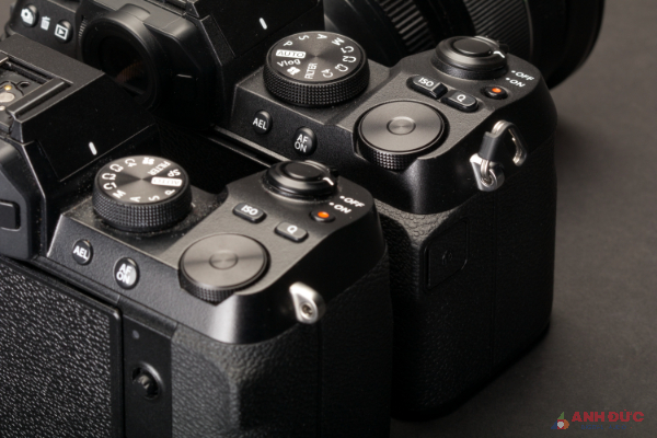 Fujifilm X-S20 có phần báng cầm to hơn và dễ cầm hơn