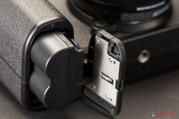 Fujifilm X-S20 được trang bị viên pin lớn hơn là NP-W235 như trên X-T5 và X-H2
