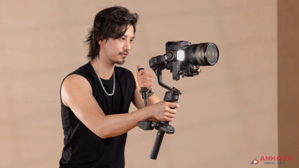 Phần đế máy ảnh có thể được lắp ở cả chế độ quay ngang và quay dọc tùy thuộc vào nội dung quay phim.