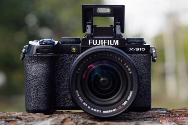 So với X-T4, Fujifilm X-S10 có thiết kế thân máy nhỏ gọn hơn