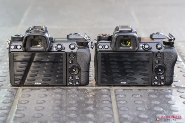 Khi đặt Nikon Z7 và Nikon Z7 II cạnh nhau, sẽ khó phát hiện ra sự khác biệt giữa hai loại này
