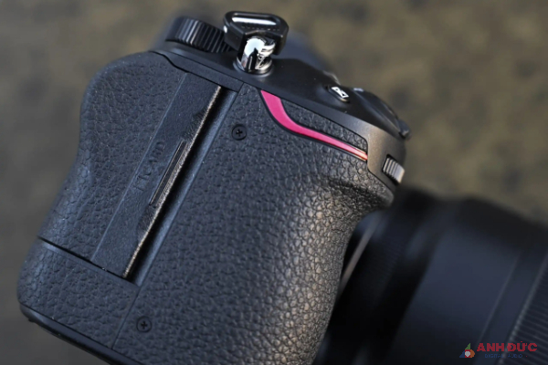 Nikon Z7 II có phần báng cầm được phủ bằng lớp cao su mềm và phần để ngón tay cái cũng dày