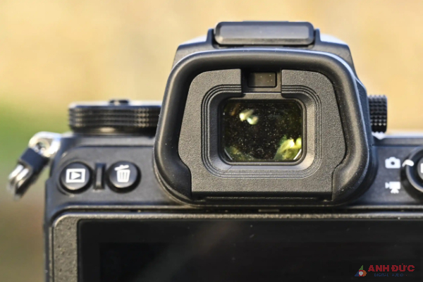 Kính ngắm trên Nikon Z7 II chỉ có độ phân giải 3.69 triệu điểm ảnh, kích thước 0.5-inch