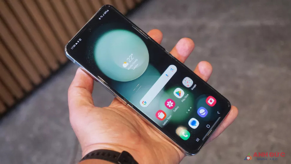 Samsung Galaxy Z Flip 5 sử dụng hệ điều hành Android 13 và giao diện ONE UI 5.1.1 khá quen thuộc