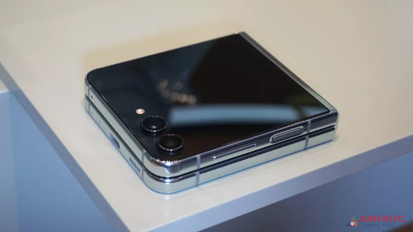 Samsung Galaxy Z Flip 5 sở hữu cụm camera trước và sau giống như bản tiền nhiệm