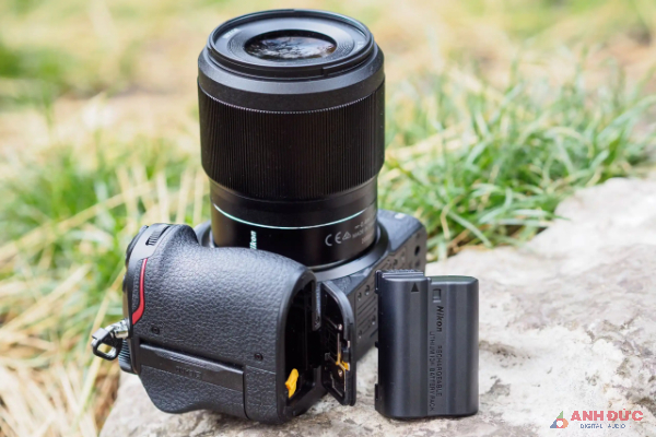 Nikon Z6 II sử dụng pin EN-EL15c với thời lượng là 450 tấm