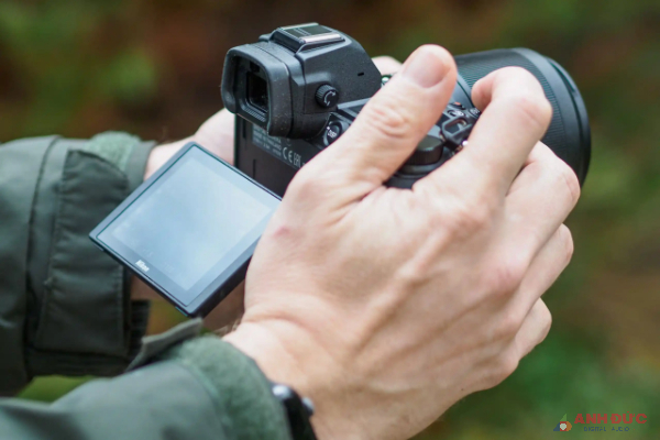 Nikon Z6 II sở hữu kính ngắm và màn hình có thông số ấn tượng