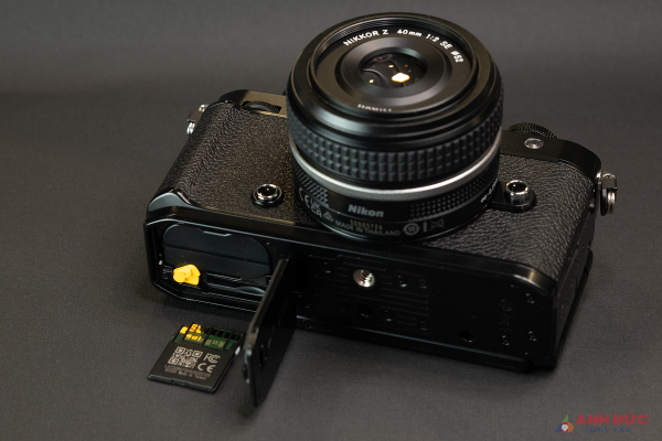 Nikon Z f được trang bị hai khe cắm thẻ nhớ gồm 1 khe thẻ SD UHS-II và khe thẻ Micro SD