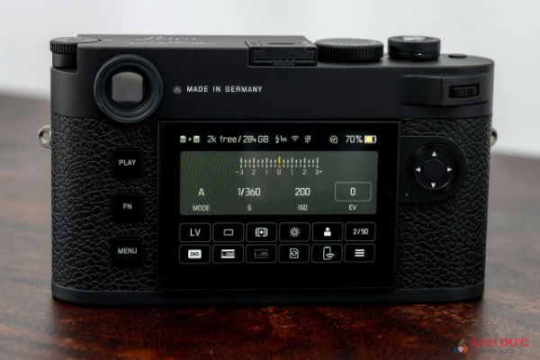 Màn hình cảm ứng trên Leica M11-P rất đẹp và nhạy, với Quick Menu đa dạng