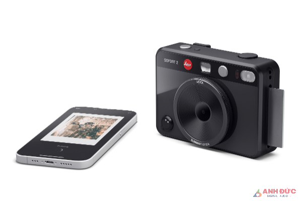 Chiếc máy được hỗ trợ kết nối Bluetooth để người dùng có thể kết nối với ứng dụng Leica Fotos trên điện thoại