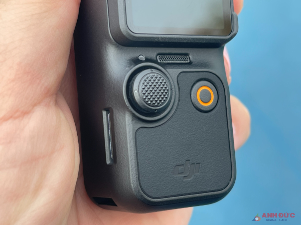 Hệ thống điều khiển trên Osmo Pocket 3 gồm một cần điều khiển và nút khởi động kiêm chức năng quay/chụp