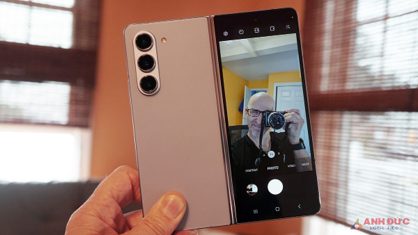 Người dùng có thể chụp selfie bằng cụm camera sau với màn hình ngoài bằng tính năng Cover Preview Screen
