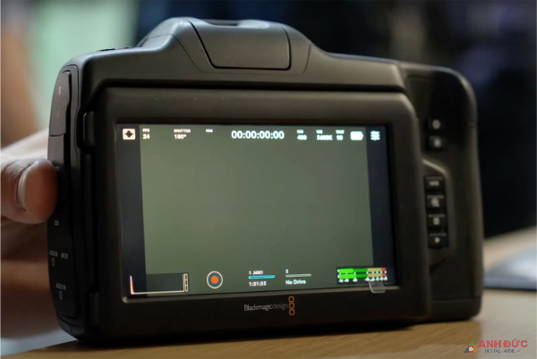 Cinema Camera 6K còn có màn hình cảm ứng với menu giao diện thân thiện