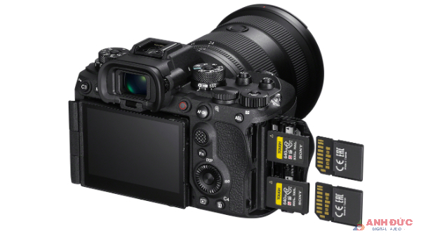 Sony A9 III có 2 khe thẻ nhớ có thể sử dụng hai dạng thẻ  SD và CFexpress Type-A