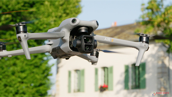 Air 3 là chiếc flycam dòng Air đầu tiên sở hữu hệ thống camera kép với hai cảm biến 1/1.3 CMOS