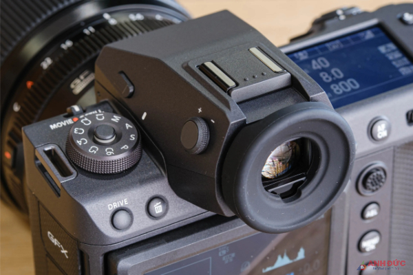 Fujifilm GFX 100 II sở hữu kính ngắm có độ phân giải 9.44 triệu điểm ảnh và độ phóng đại 1x