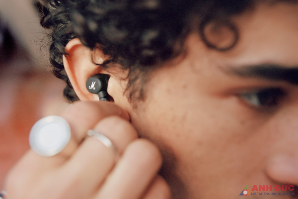 Người dùng có thể sử dụng các cử chỉ để điều khiển tai nghe