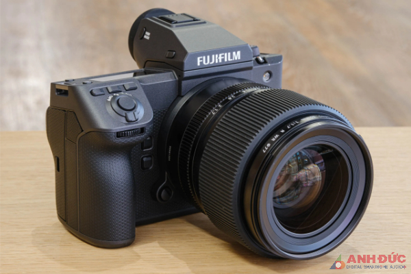 Fujifilm GFX 100 II tiếp tục kết hợp giữa cảm biến Medium Format chất lượng trong một thân máy nhỏ