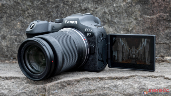 Canon EOS R7 có thể được xem là phiên bản EOS R mạnh mẽ với cảm biến APS-C nhỏ hơn.