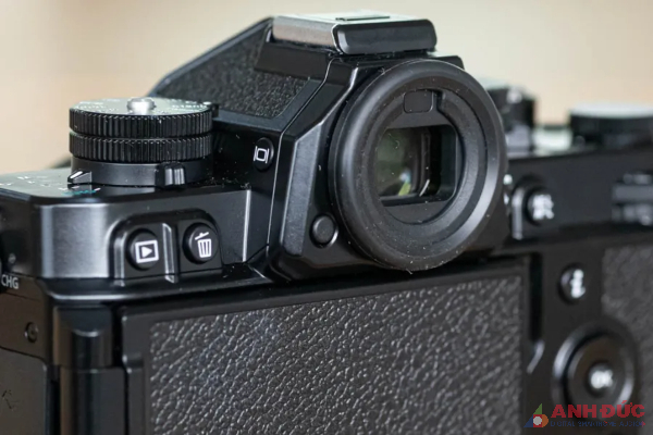 Nikon Zf sở hữu kính ngắm có độ phân giải 3.69 triệu điểm ảnh và độ phóng đại 0.8x