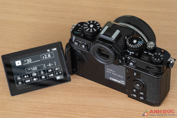 Màn hình của Nikon Zf là màn hình xoay lậ t3.2-inch và độ phân giải 2.1 triệu điểm ảnh