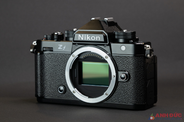 Với cảm biến 24MP, Nikon Zf có thể được xem là phiên bản “cổ điển” của Nikon Z6 II