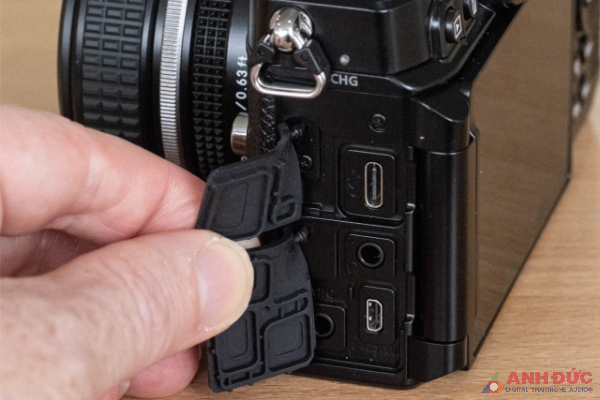 Nikon Zf có các cổng kết nối micro, tai nghe và cổng microHDMI để xuất hình ảnh
