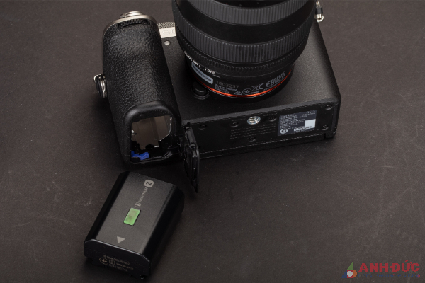 Sony A7C II sử dụng viên pin NP-FZ100 với thời lượng pin khoảng 540 tấm cho mỗi lần sạc đầy