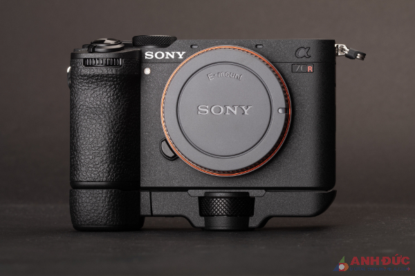 Người dùng A7C II sẽ phải mua bổ sung báng pin Sony GP-X2 nếu cần