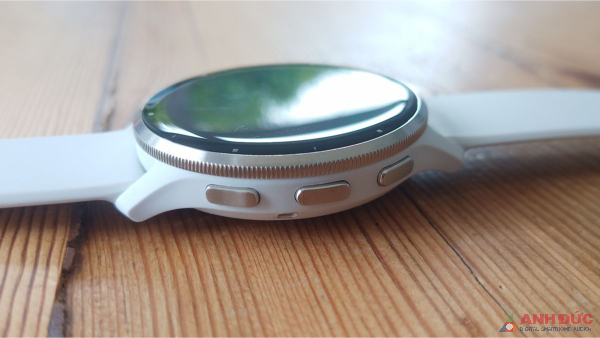 Bền phải của đồng hồ sẽ có 3 nút để người dùng có thể tương tác với đồng hồ