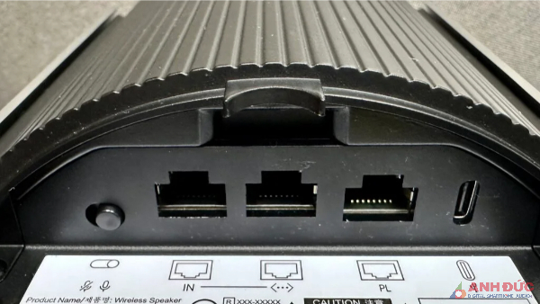 Beolab 8 có các cổng kết nối USB-C và Ethernet được đặt ở phía sau của loa