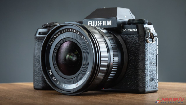 Máy ảnh Fujifilm X-S20 và ống kính XF 8mm