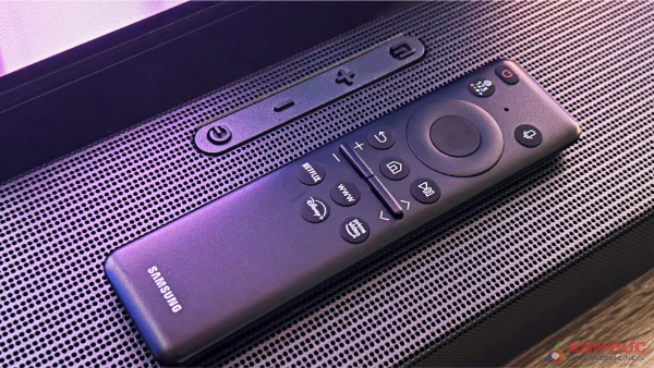 Samsung cung cấp thêm một điều khiển từ xa nhỏ gọn, có thể điều khiển mọi chức năng
