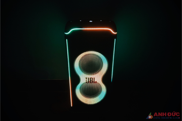 JBL PartyBox Ultimate nổi bật với công suất đầu ra âm thanh lớn, chất lượng âm thanh ấn tượng và các trợ năng đặc biệt