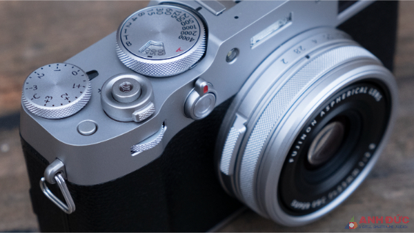 Hai yếu tố nổi bật trên X100 rangefinder cổ điển và ống kính tiêu cự cố định 23mm dành cho nhiếp ảnh đường phố