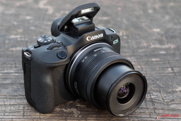 Canon EOS R100 là chiếc máy thuộc hệ ngàm RF có kích thước nhỏ nhất mà Canon từng sản xuất