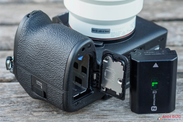Sony A9III sử dụng viên pin NP-FZ100 với khả năng chụp tối đa 530 tấm