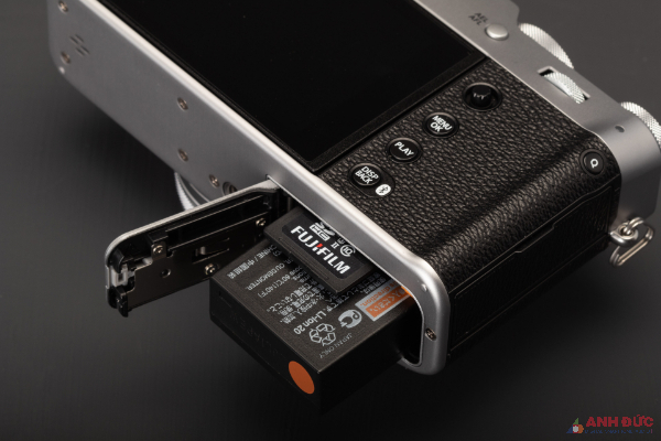 Fujifilm X100VI sử dụng viên pin NP-W126S tương tự như các dòng máy cũ