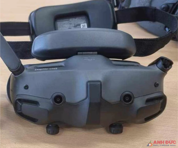 Bộ kính đeo DJI Goggles 3 với các camera phía trước có thể hỗ trợ chế độ thực tê ảo hỗn hợp