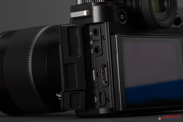 Leica SL3 sở hữu đầy đủ các kết nối có dây và không dây thông dụng