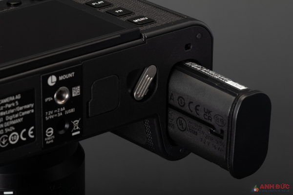 Leica SL3 sử dụng viên pin mới BP-SCL6 với dung lượng cao 