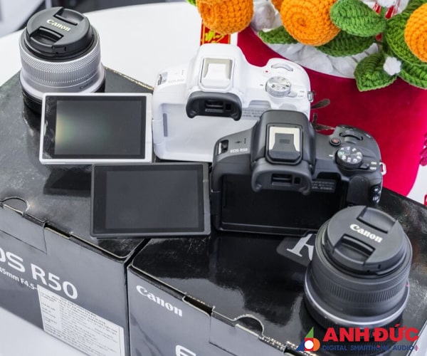 Đánh giá Canon R50 - Màn hình