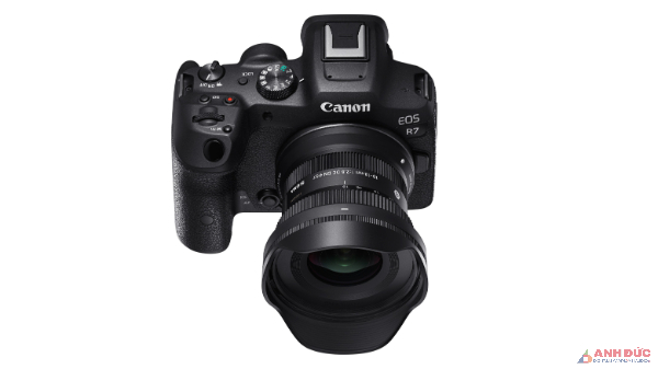 Ống kính RF 10-18mm F2.8 trên máy ảnh Canon EOS R7