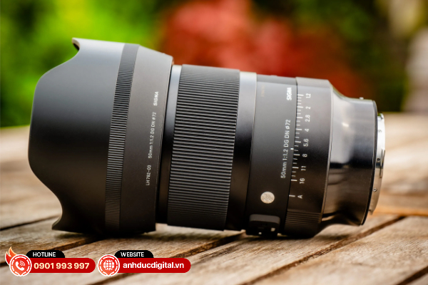 Sigma 50mm F1.2 DG DN Art nhẹ hơn một chút các ống kính cùng loại từ Sony, Canon và NIkon