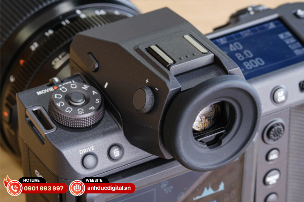 Fujifilm GFX100 II được trang bị kính ngắm với độ phân giải 9.44 triệu điểm ảnh
