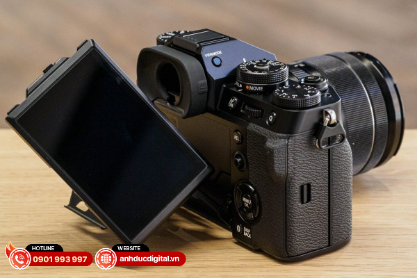 Màn hình lật 3 chiều của Fujifilm X-T5 mang dến rất nhiều lợi thế khi chụp ở các góc thấp